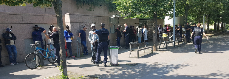 la police fouille un groupe de personne noire